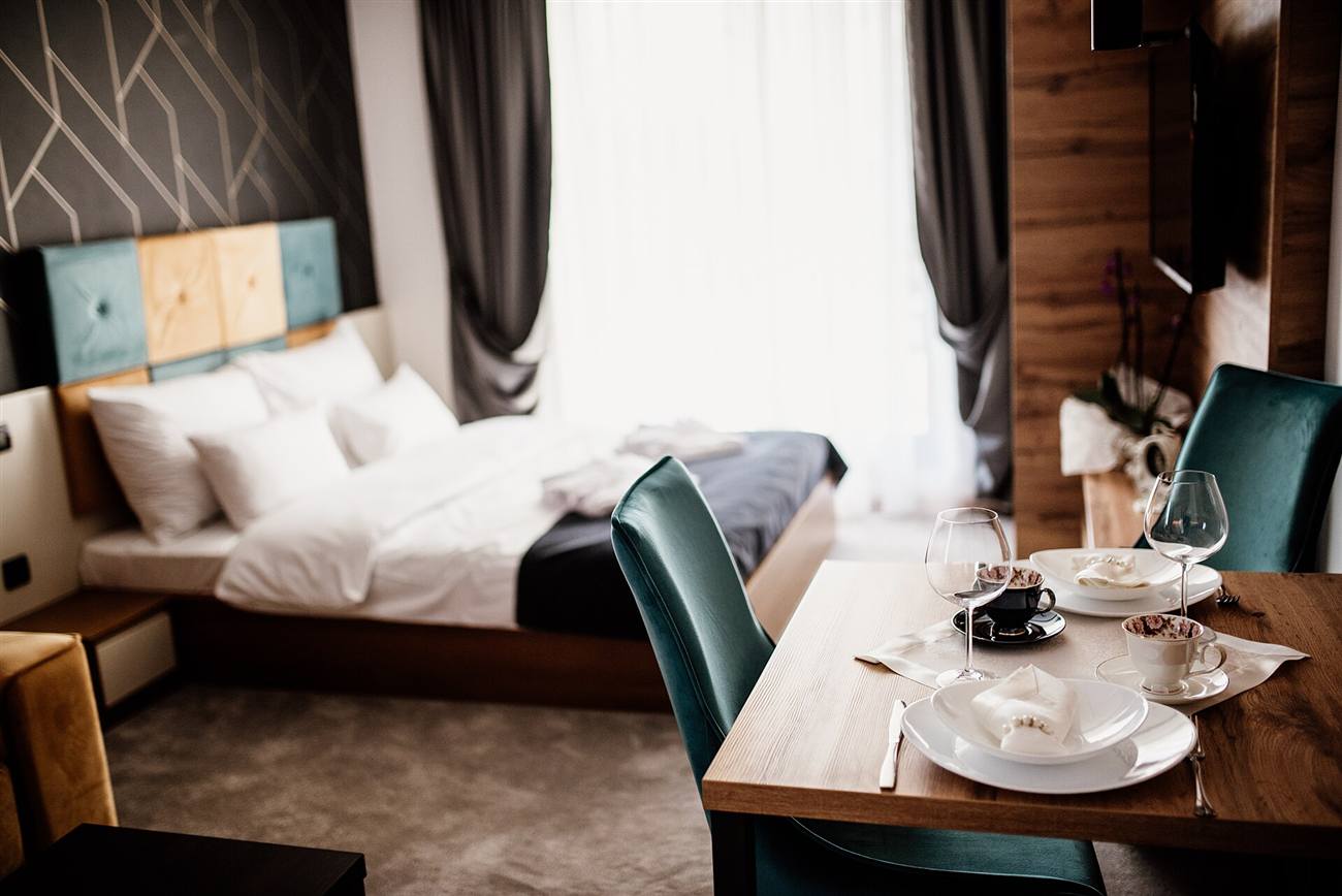 Gemütliches Hotelzimmer mit Bett und warmem Licht