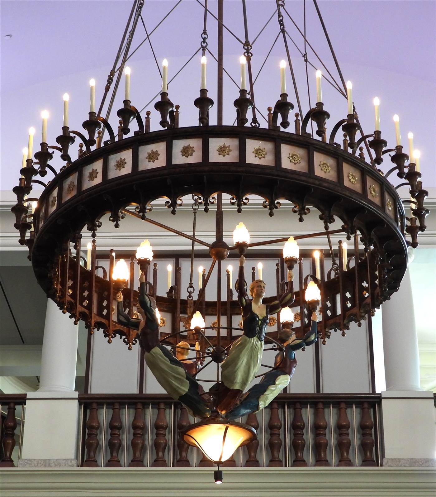 Einladende Hotellobby mit warmem Licht